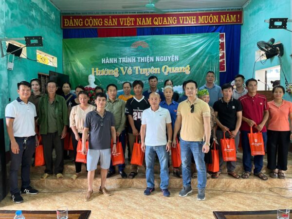 Mộc Tinh Hoa cùng Hiệp hội Bếp và Gia dụng Việt Nam gửi tặng quà cho các gia đình khó khăn tại xã Linh Phú, huyện Chiêm Hóa, tỉnh Tuyên Quang.