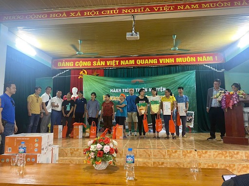 Mộc Tinh Hoa cùng Hiệp hội Doanh nghiệp kinh doanh bếp và Gia dụng Việt Nam gửi tặng quà cho các gia đình khó khăn tại xã Hùng Lợi, huyện Yên Sơn, tỉnh Tuyên Quang