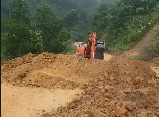 Nhiều đoạn đường tại Tuyên Quang đã bị sạt lở, gây chia cắt giao thông